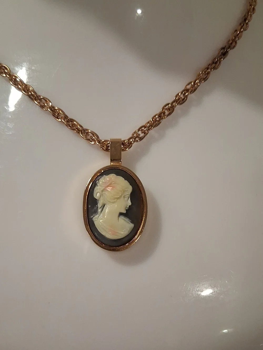 Gold-Tone Black and Cream Cameo Pendant Necklace READ